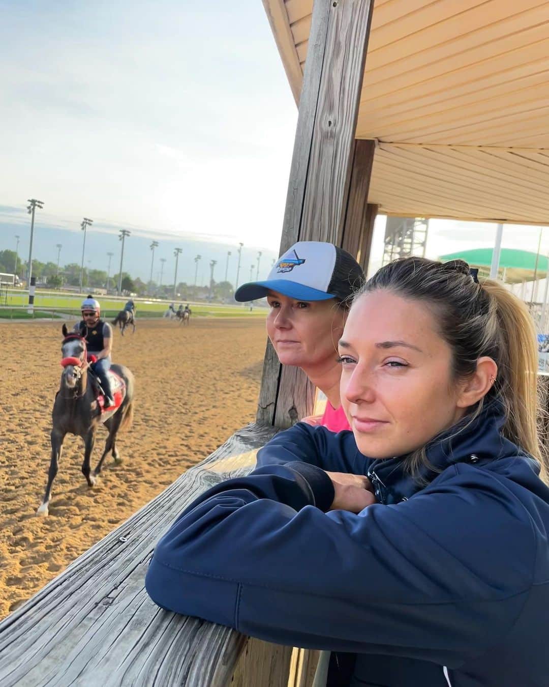 ミカエル・ミシェルのインスタグラム：「First morning at Churchill Downs racecourse with my agent Jane 😍🏇🏼💫」