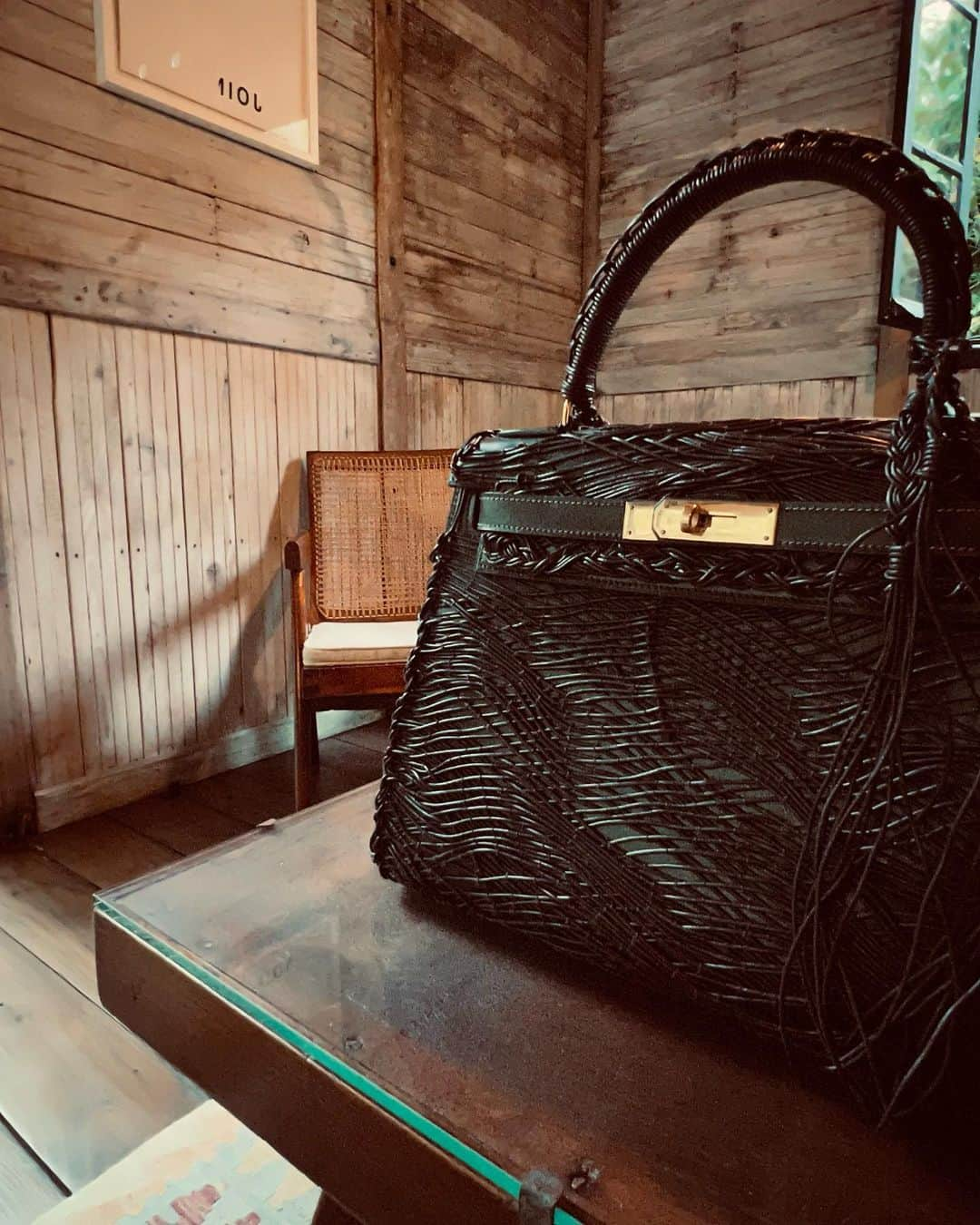 ジェイアーのインスタグラム：「À Jean prouve night... Thank you Hubert Bonnet @fondation_cab   The Vintage Iconic Hermes Bags Collection Transformed by Jay Ahr  « Takeami » Act 3  Hermes Kelly 28  Leather weaving by Jay Ahr Provenance: Tokyo, Japan Circa: 1977   #jayahr #jonathanriss #hermes #hermesbag #birkinembroidery #bandana #kelly #birkin #hermesbandana #vintage #prouve #jeanprouve #nomadestructure  #embroidery #sustainable #Art  #everyhumanisanartist #takeami #japanesebasket #victoriaderothschild #transformation #gangstahr #fondationCAB #saintpauldevence」