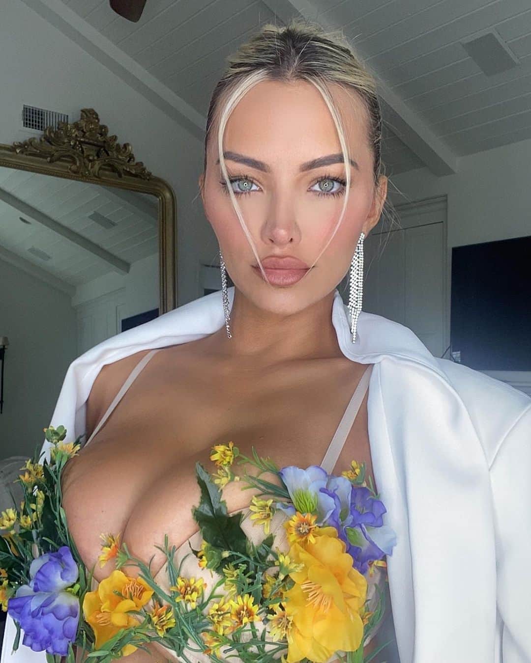 リンジー・ペラスのインスタグラム：「MAY BABY ☀️I'm excited for my birthday tomorrow and time to reflect on me. I made a conscious effort to be the 30 year old I said I'd be when I was a kid... turns out I really like her 😌 xoxo thanks for the bday wishes!」