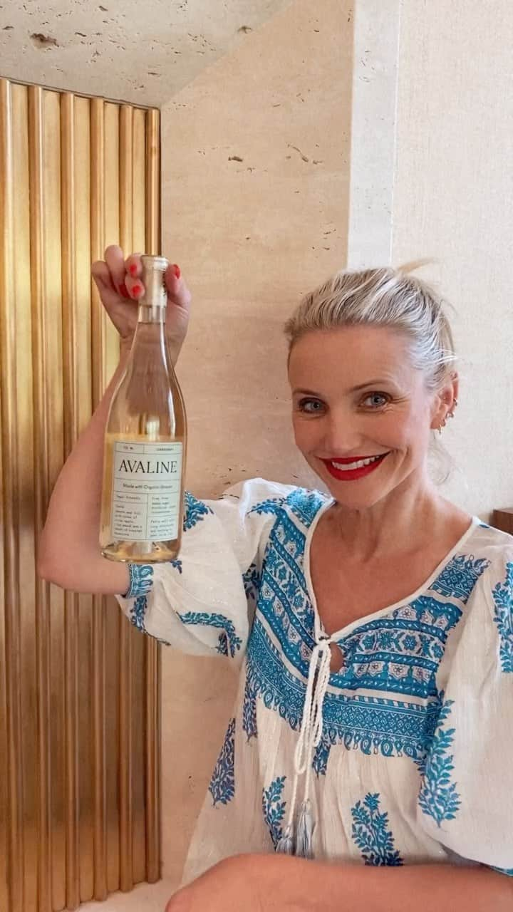 キャメロン・ディアスのインスタグラム：「Hooray for Chardonnay! @avaline’s newest wine is smooth and full, with notes of crisp apple, ripe peach and a touch of roasted hazelnuts. Grab a bottle at DrinkAvaline.com!」