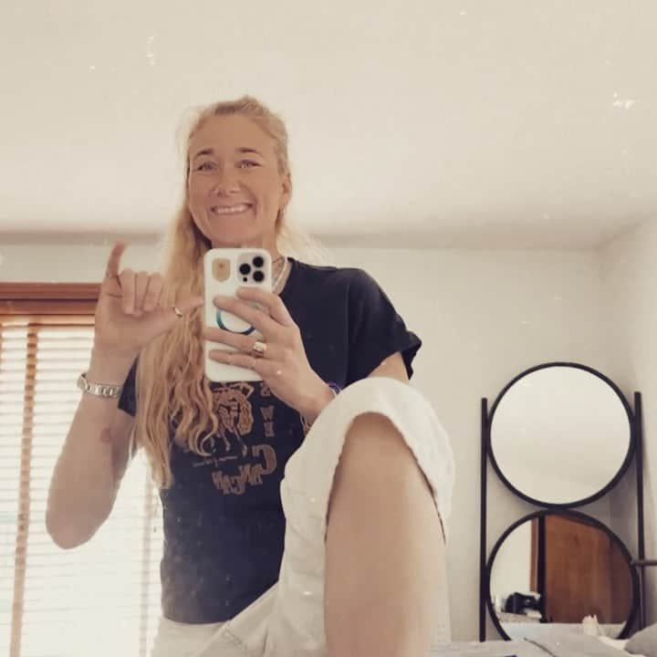 ケリー・ウォルシュ・ジェニングスのインスタグラム：「Tibialis anterior ….   I’ve been working on these suckers and they’re letting me know it 😌  @kttape to the rescue for support, relief and activation 💪」