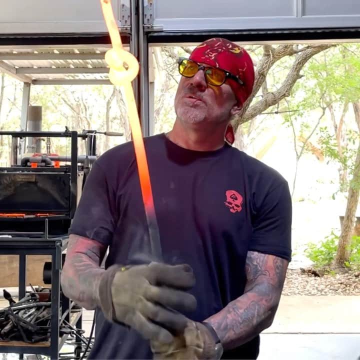 ウエストコーストチョッパーズのインスタグラム：「Annnd for my next trick🪄🎩🐇✨  Tying a knot in .750” steel round bar.   Its actually one of the coolest things I learned how to do. In my time on a Kibbutz in Israel with Uri Hofi.  Most people think it’s fake🤷🏾‍♂️  Going to use this for a sissy bar for my new Dominator rat bike..  #jessejames」