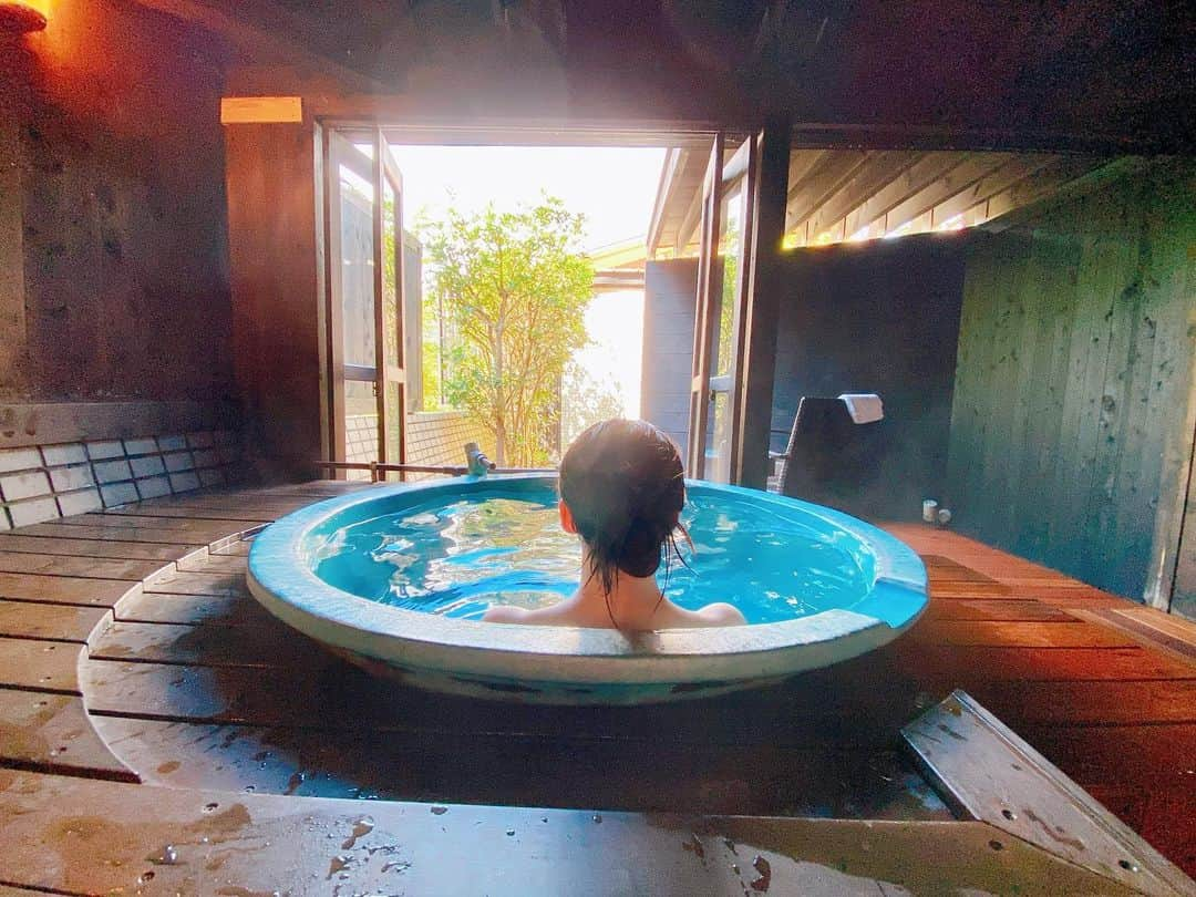 那津あやこさんのインスタグラム写真 - (那津あやこInstagram)「箱根の旅館も素敵だった…♨️✨  露天風呂が付いているお部屋ならいつでも入れるから嬉しい🥰  皆のオススメの温泉はどこかな？🤔 ⁡ ⁡ #旅館 #箱根 #箱根旅行 #箱根観光 #観光 #露天風呂 #神奈川 #草津温泉ソムリエ #温泉 #旅行 #travel #hakone #model #trip #那津あやこ #女子旅 #オーベルジュ #japan #hotsprings #french #photo #photography」5月19日 6時49分 - natsu_ayako