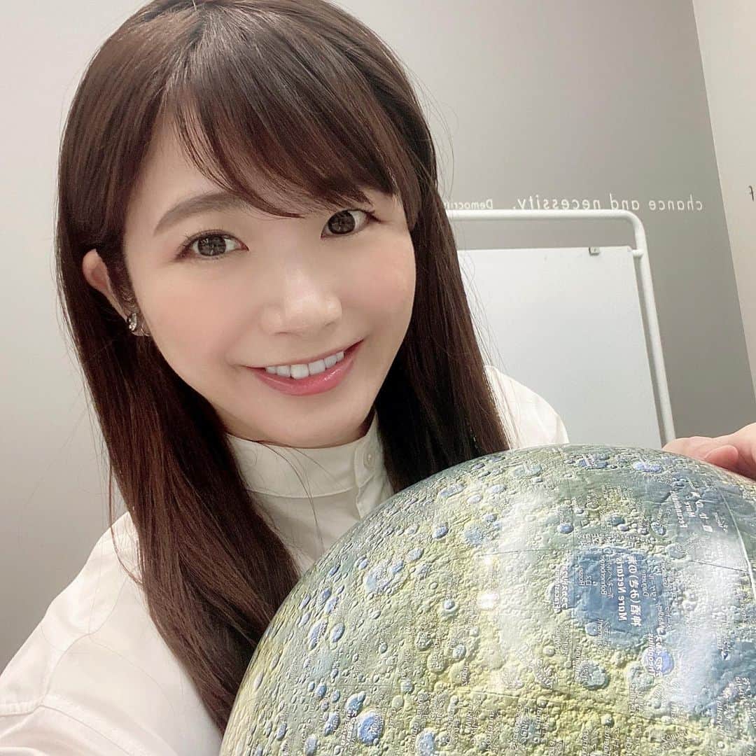 榎本麗美のインスタグラム：「. my月球儀をお供に、取材をして頂きました🌕🚀 自分のお話をするのはまだ照れてしまうのだけど、そろそろ慣れなければ💪✨  #月 #そらビ #日本宇宙少年団 #東京日本橋分団」