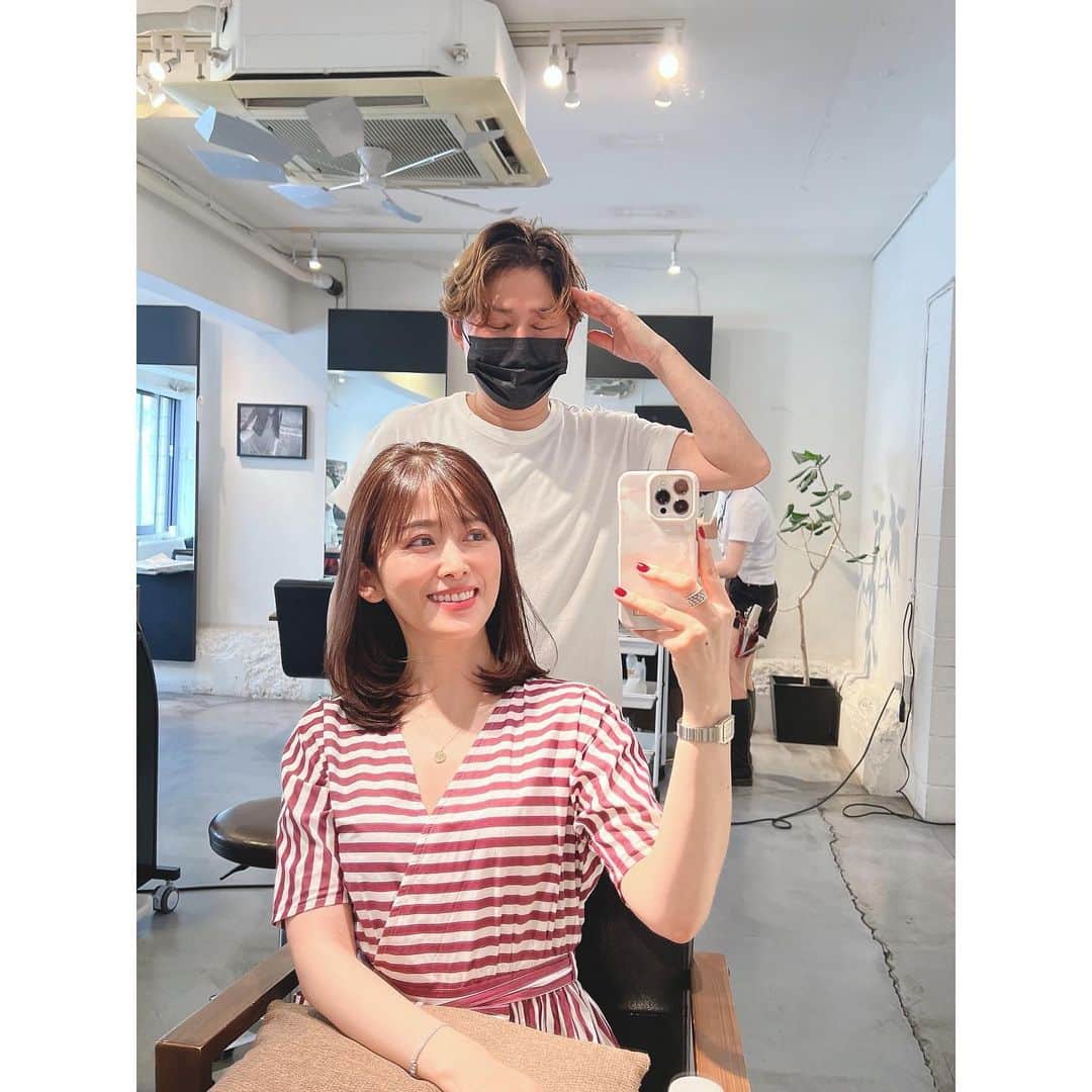 山本みらいのインスタグラム：「✂︎..✂︎..✂︎.. しばらく行かれなさそうなので、 少し早めにカット&カラーへ。  長さは少ししか切ってないけれど、 自分としてはかなりスッキリしました！  カラーは前回は全体をカラーしたので、今回は根元のリタッチだけ。 若い頃から多い白髪💦も毎回綺麗な色に変えて貰ってます。  顔周りや前髪はいつも最後に相談しながら慎重に✂︎。  20代の頃からお世話になっている @beach_saku69 さん。 (↑目をつぶっているのはご本人、わざと！ 私が自分の写りを優先したからとかじゃない笑)  髪型そのものは、あまり冒険した事ないけど、それでも髪はいつも褒められる✨ 横綱級の毛量も、あまりバレずに暮らせてる🤣のは桜井さんのおかげ。  しっかり保湿して貰ったので、梅雨が来ても怖くないです！  #ヘアサロン#表参道美容室 #表参道ヘアサロン#青山美容室 #velvetonthebeach#ミディアムヘア#アラフォーヘア#hairloungebeach#白髪染め#白髪対策#グレーカラー」