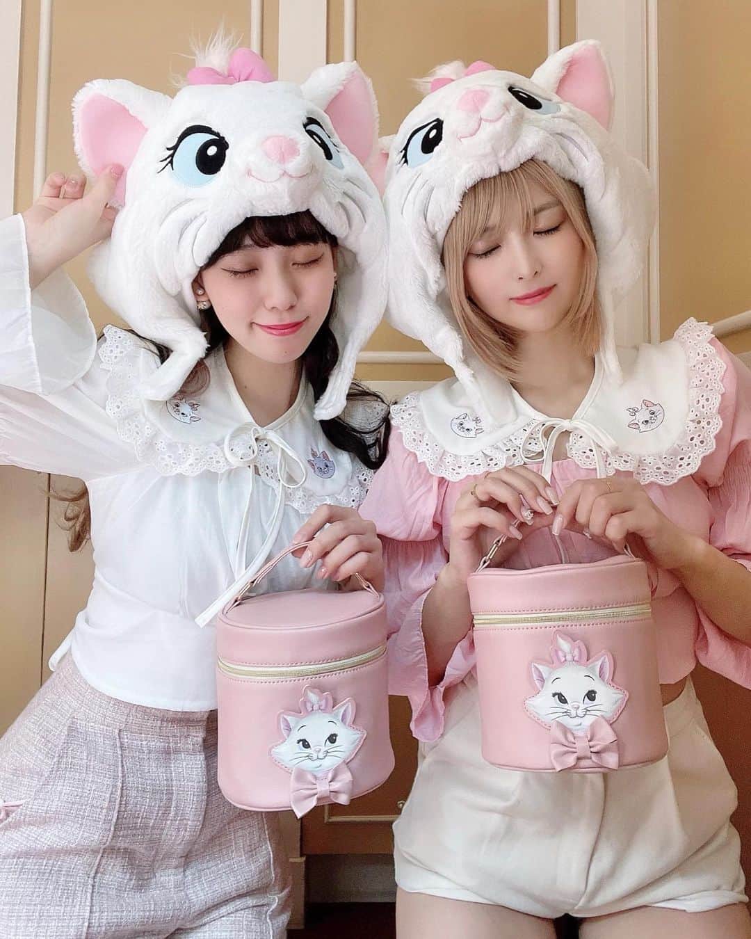 ききまるさんのインスタグラム写真 - (ききまるInstagram)「マリーちゃん🎀 . 小さい頃「おしゃれキャット」意味わからんくらいエンドレスリピしてたな？？？？？？？？？？世代卍 . つけ襟とバックはディズニーストアでお揃いで買いました💗 @last_blooming_m  . . #ディズニーコーデ #ディズニーランド #ディズニーグッズ #ディズニーリゾート #ディズニーカチューシャ #ディズニー部 #マリーちゃん #マリーちゃんコーデ #マリー」5月19日 17時51分 - kikigram_97