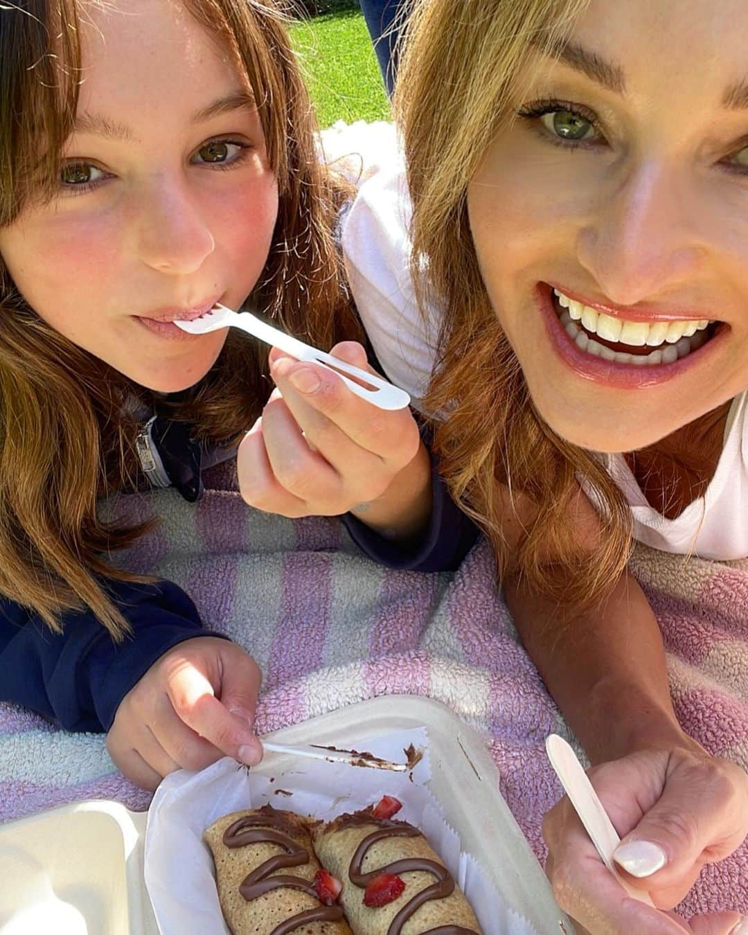 ジャーダ・デ・ラウレンティスさんのインスタグラム写真 - (ジャーダ・デ・ラウレンティスInstagram)「Jade always asks to get a Nutella crepe on the way home from school and I don’t always say yes 😬, but she was chosen to speak at her 8th grade graduation today so a crepe was definitely in order! Soo proud of you Jadey! #mommymoments」5月19日 9時05分 - giadadelaurentiis