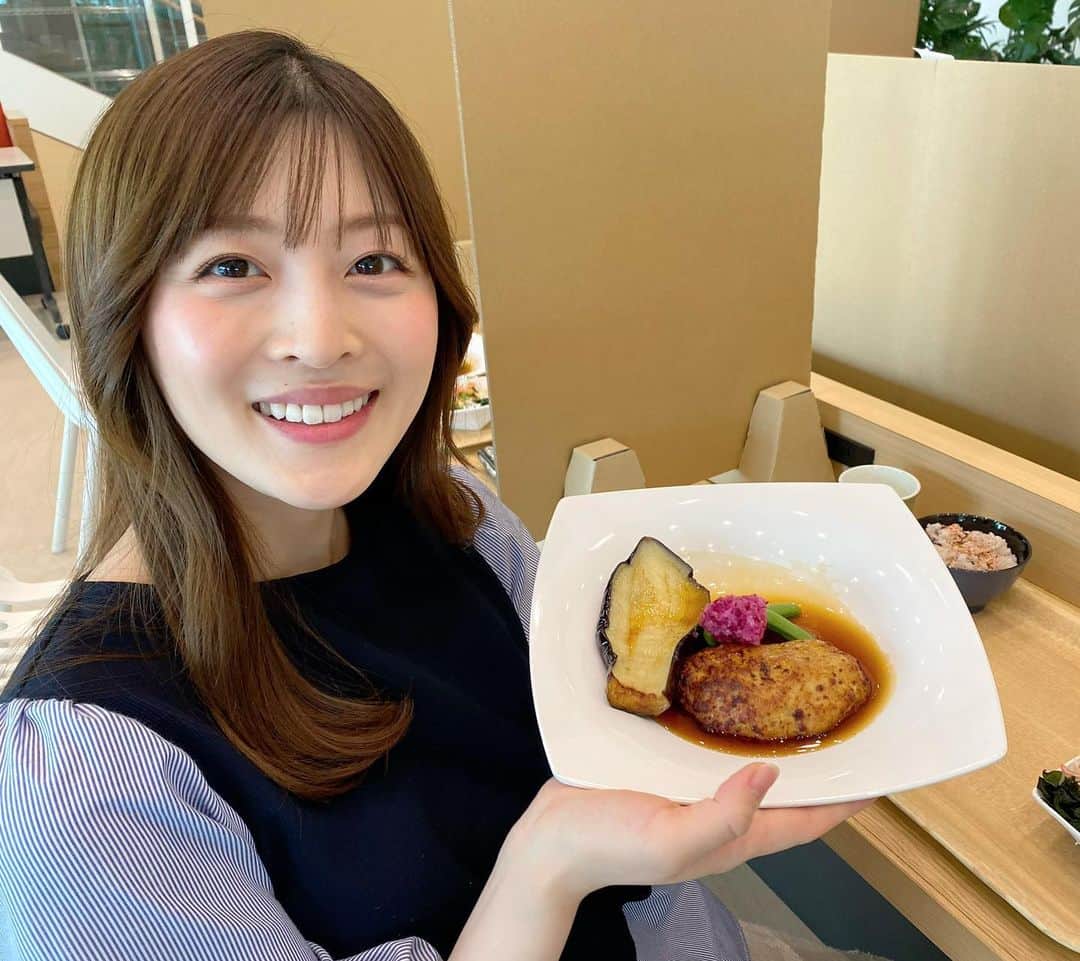 中村秀香のインスタグラム：「今週から始まった #ytvSDGsウィーク 🌸  社内でもこんな美味しい取り組みが🍚✨  こちらはSDGsウィーク限定の、 社内食堂プレミアムメニュー！ 有機野菜を使ったカラダが喜ぶ美味しいランチ🍽  茄子はトロトロ、鷄つくねハンバーグはふわふわ！ 赤大根のおろしは珍しく、 彩りがあって食欲がそそります💕 あー美味しかった😆」