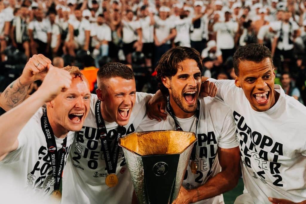エリック・ドゥルムのインスタグラム：「No words needed 🏆😍🙏🏻 #europaleaguesieger2022」