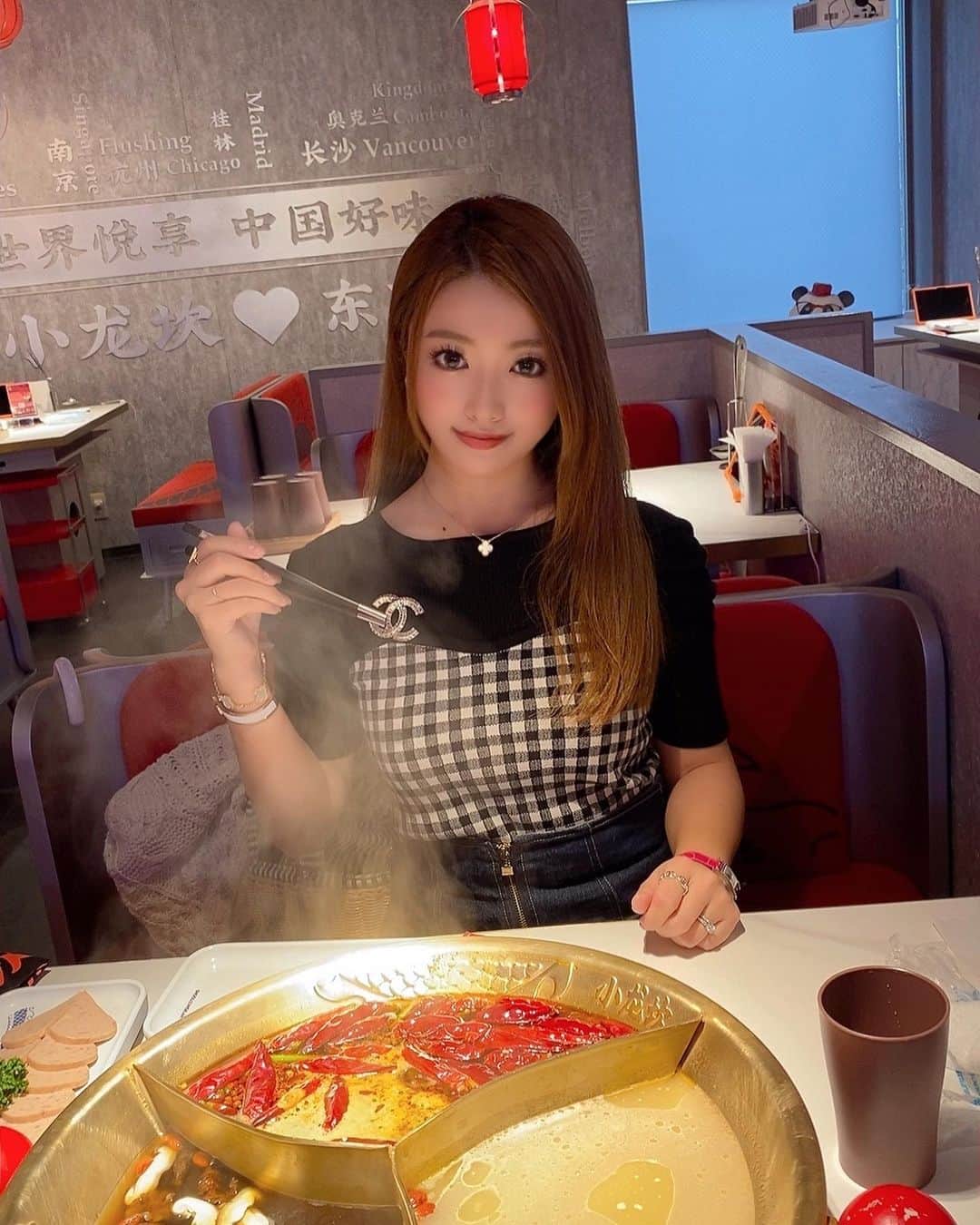 のインスタグラム：「・ ・ このInstagramは、ゴルフと火鍋のインスタになりそうです😂 ・ 火鍋投稿が溜まったらそのうち火鍋アカウントを作り始めるかもしれない🤫 ・ ・ #火鍋 #火鍋控 #女子会 #ゴルフ女子の休日 #激辛グルメ #辛いもの好きな人と繋がりたい」