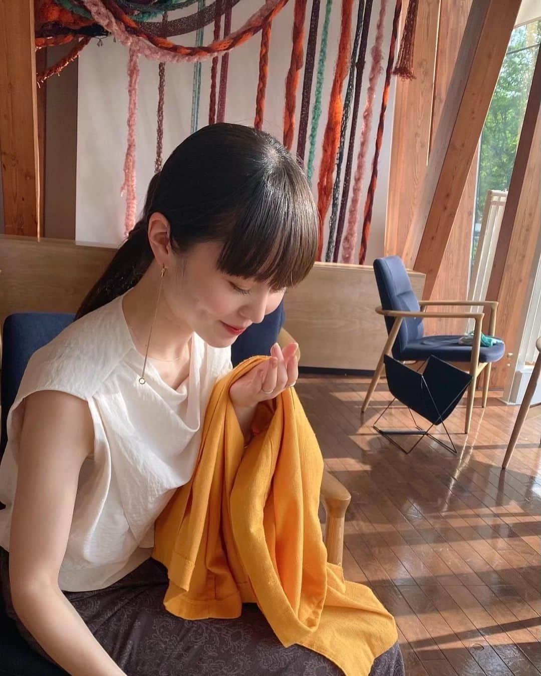 池田彩夏のインスタグラム：「暖かくなって日差しが気持ちよかった休日🍃 友達とふらっと入ったスタバの内装が素敵だった☕️✨  #dayoff #ranch #cafe #starbucks」