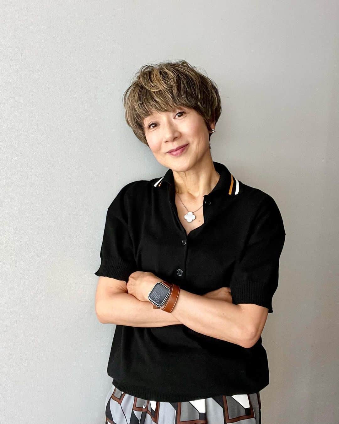 黒田知永子のインスタグラム：「. 💇‍♀️✂︎💛 カットに行きました…先週😱 時差あり☺︎ 色がいい感じでお気に入り！  #もうずいぶん白髪染めしてない #来月は少しブリーチする予定 #twiggy #黒田知永子  #chiekokuroda」
