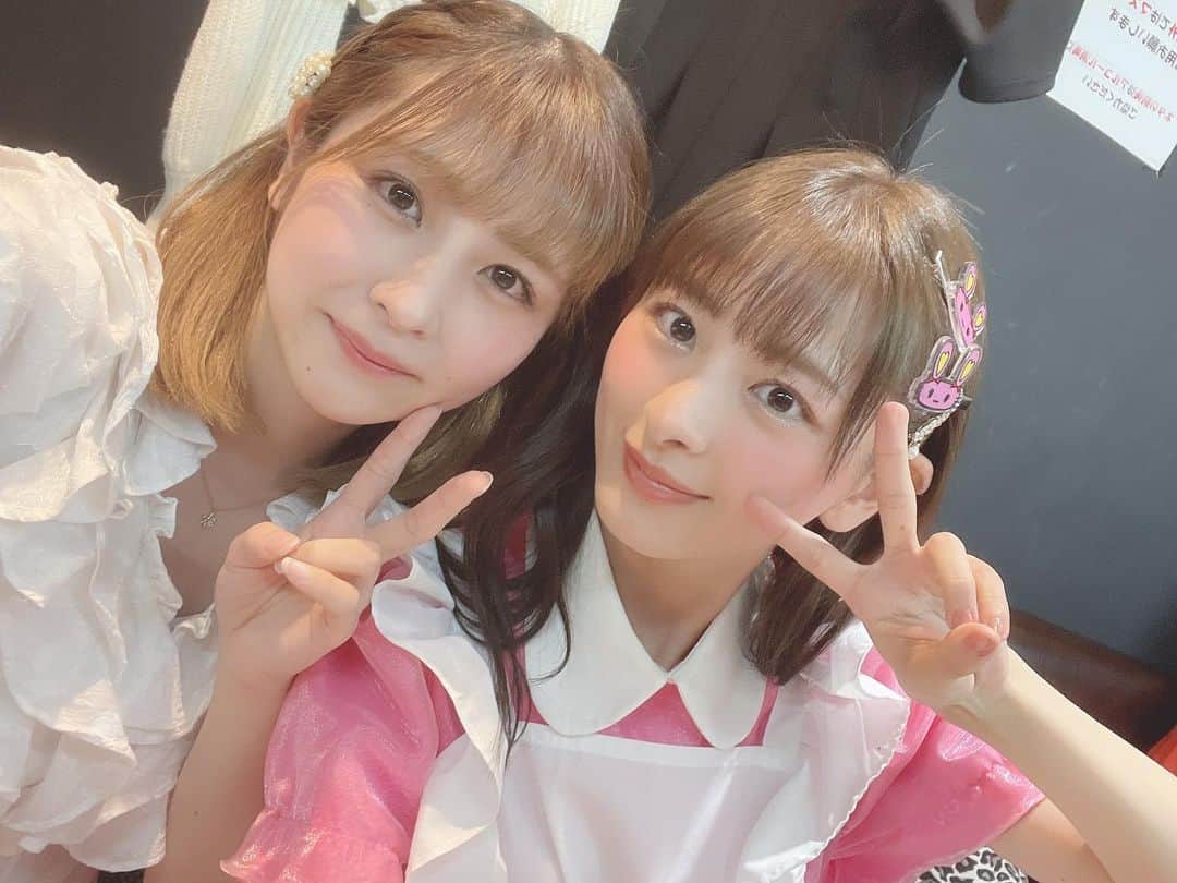 のインスタグラム：「#なんハロライブ でご一緒したおふたり お顔が好きなんだ！！  天原瑠理さん🤍と白乃リナ🍚さん  昨日のなんハロはトークメイン回だったんだけど 司会の廣瀬さん、瑠理さんリナさんというメンバーで更に楽しく過ごせました🤭🌸 . #me」