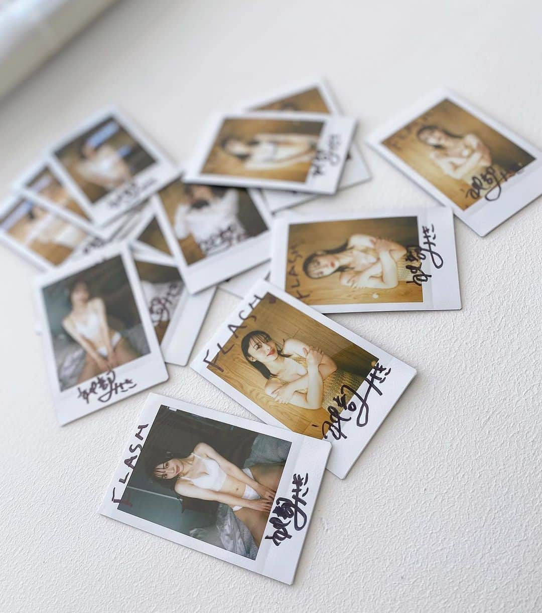 のインスタグラム：「チェキの応募してくれたかな🥺♡  #FLASH」