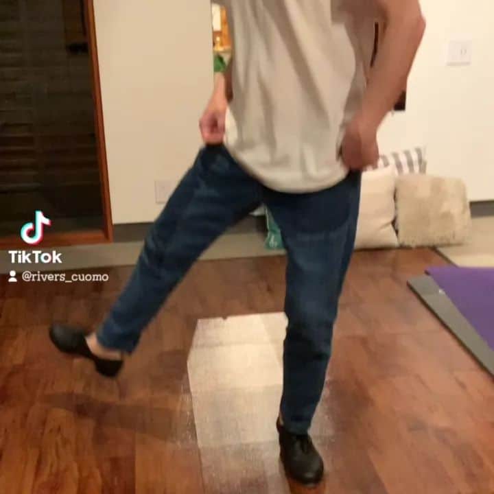 リヴァース・クオモのインスタグラム：「Riverdance」