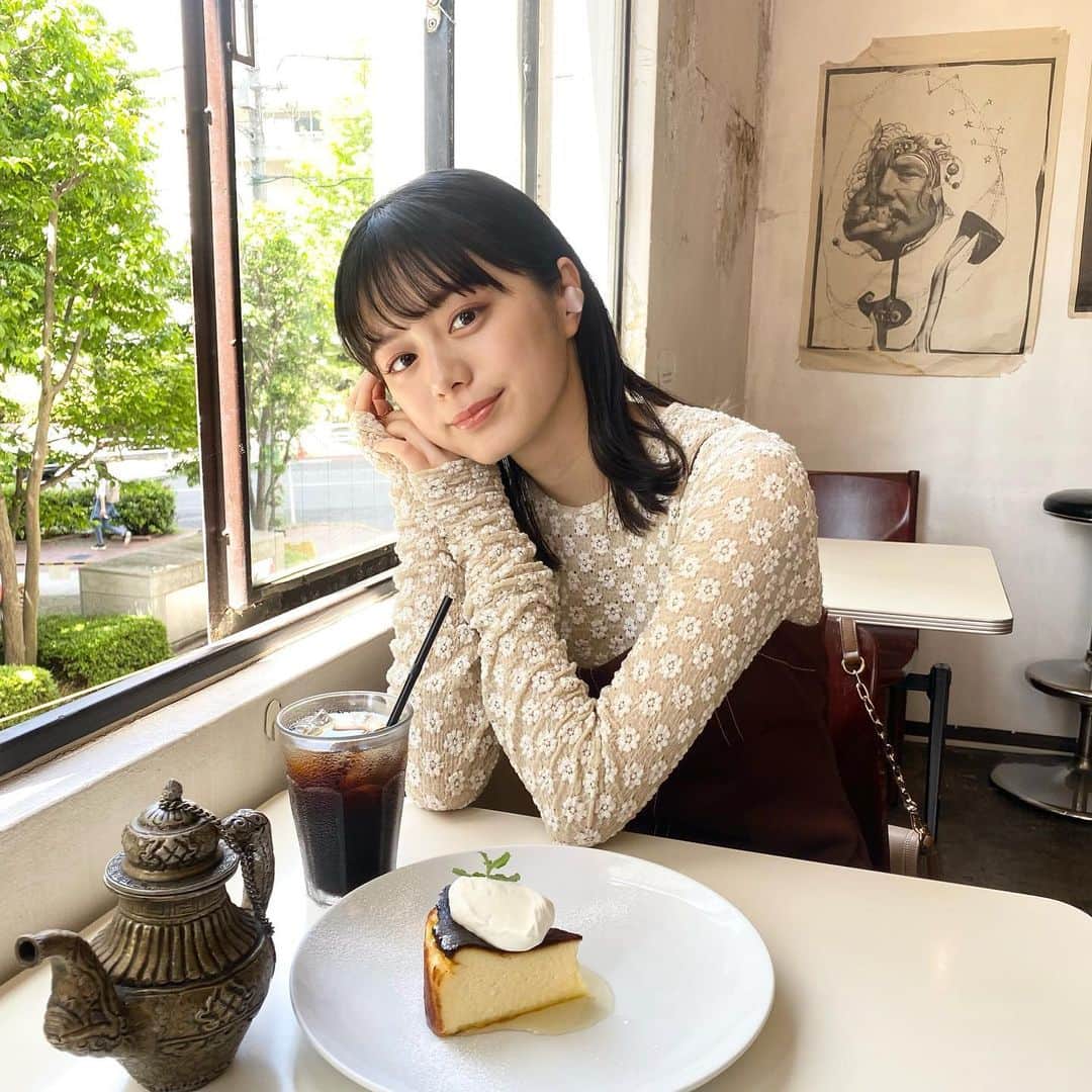 のインスタグラム：「SoftBank「Heart Buds」のイメージモデルになりました☺︎ わたしも実際につけさせていただいたのですが、とても可愛くて気分が上がりました〜！ 二色展開なので、いろんな世代の方に似合うかなぁと思います🙆‍♀️ ショートムービー「また、つながる」にも壮くんと出演しているので、そちらもぜひご覧ください〜！ #HeartBuds #SoftBank」