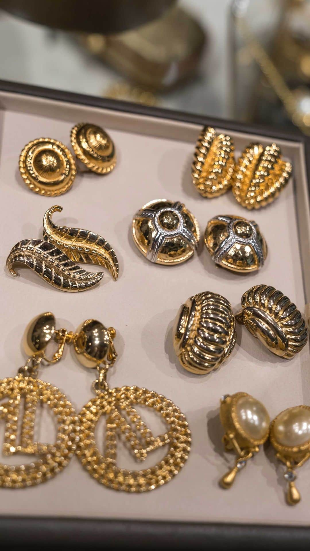 RJMStyleのインスタグラム：「OMG I literally died and went to vintage heaven at #TheVintageShop at #CentralEmbassyBangkok   #vintagechanelbag #vintagechanelearrings #vintagechaneljewelry #vintageanneklein #vintageysl」