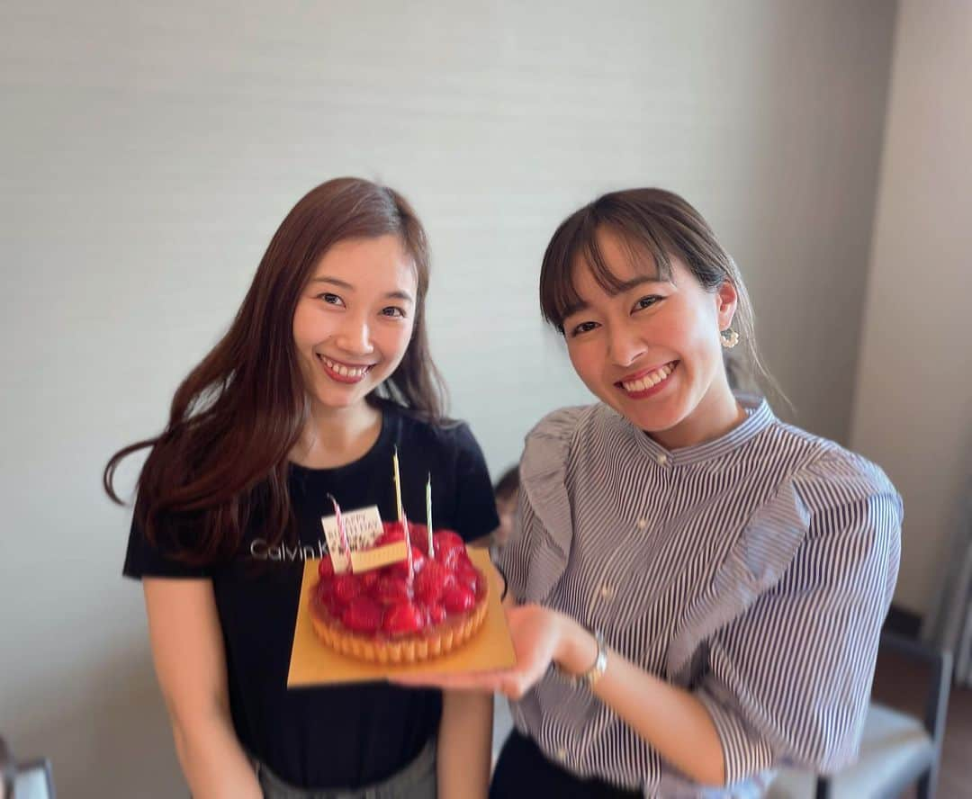 辻沙穂里のインスタグラム：「. 同じ5月生まれの前田アナと一緒に お誕生日をお祝いしてもらいました😊 前田アナの入社と私の育休が入れ替わりだったので 一緒に働くのは今年から🌸 どさくさに紛れて みんなの真似して「まえはるちゃん」って 呼ばせてもらってます🤭」