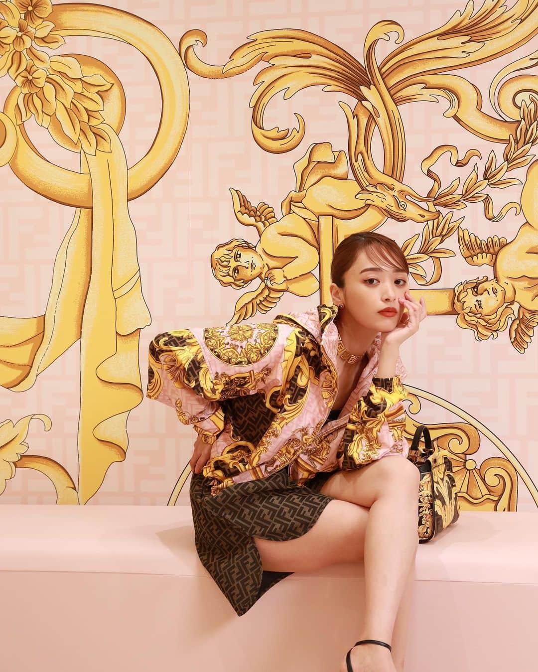 近藤千尋のインスタグラム：「5/31まで開催中の #FENDACE POP-UP  で撮影してもらいました😘📸 @伊勢丹新宿  店内も可愛くて、アイテムも全部素敵で 目がキラキラしてしまいました🤍🤍  いつもと違う雰囲気で 撮影できて楽しかったー✌️✌️♥️  #FENDI #FENDACE #VersaceByFendi  @FENDI @mrkimjones」
