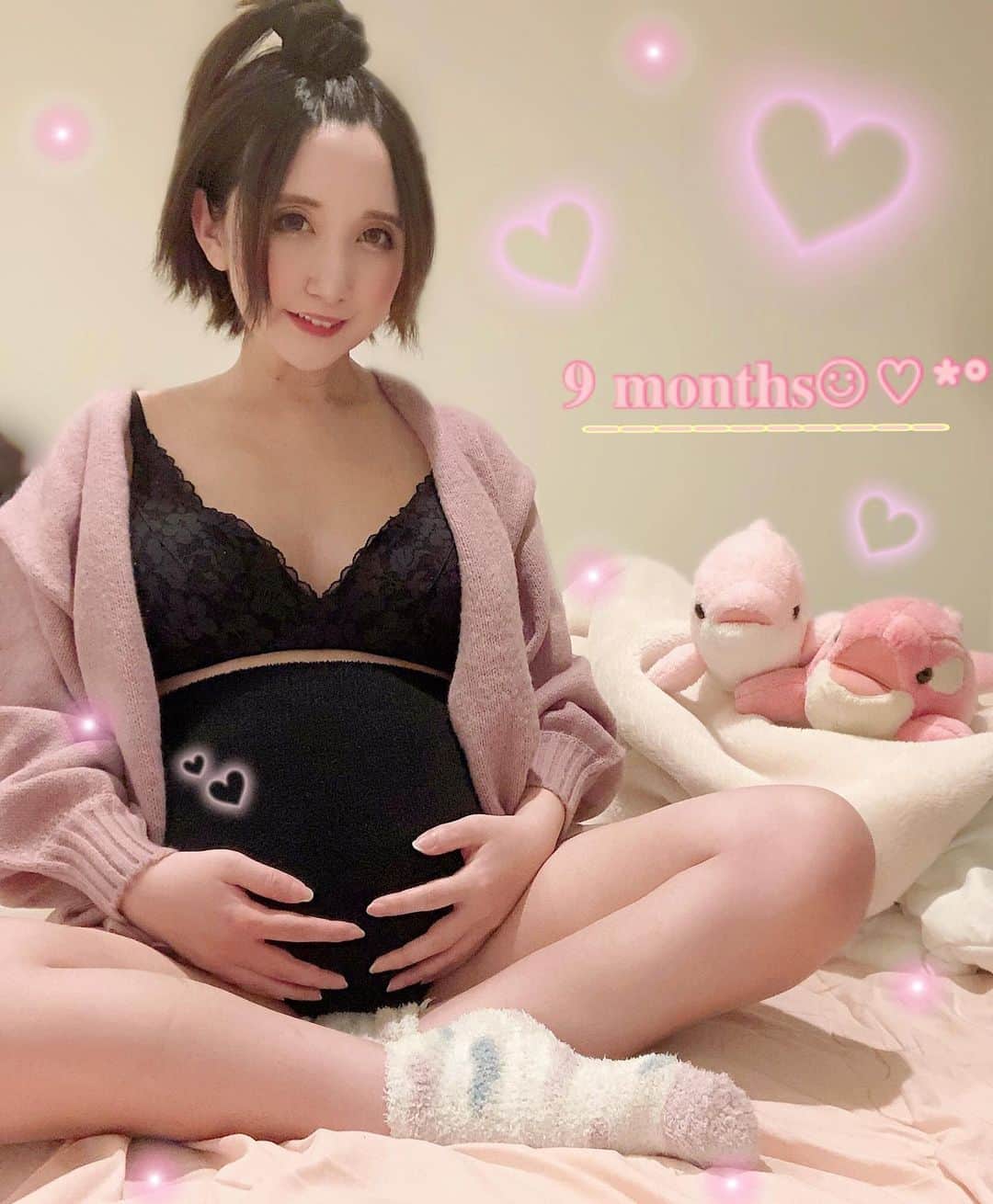 愛原れののインスタグラム：「いよいよ来週で臨月突入だからその前に簡単なマタニティフォト撮った🤰♥️ 最初はどんどん大きくなってく自分の体をお風呂で全裸見る度にアチャー🤦‍♀️って思ったり着たい洋服も着れずオシャレしてる子見ると落ち込んだりしてたけど、日に日に大きくなってくお腹に愛着湧いて今では大きくて正中線くっきりの毛深くなったお腹も変形したおへそも愛おしくて好き🫶💖 お子に会えるの楽しみだしはよ会いたいし産後すぐ体型戻るわけじゃないけど、このぽっこりお腹と過ごすのも残りわずかか～って思うとなんだか寂しいねぇ🥹♡*. ＊ ＊ ＊ #マタニティフォト #おうちマタニティフォト #9ヶ月のぽっこりお腹🤰♥️ #愛おしいぽんぽこりん #妊娠後期 #もうすぐ臨月」