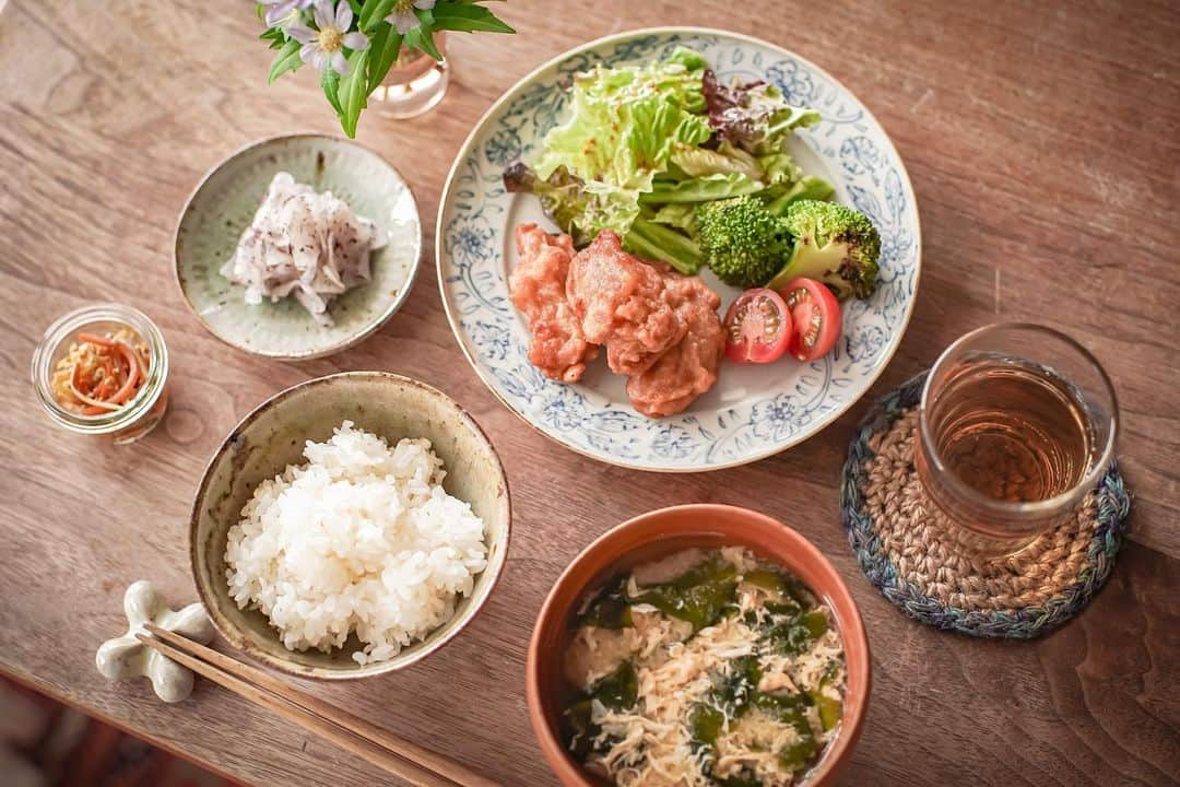 ひとみのインスタグラム：「リモート飯  学校給食の献立に寄せたお昼ご飯😂  唐揚げは冷凍 かき玉汁は長女の好物 大根のゆかり和えは次女の好物 大根の皮のきんぴらはわたしの好物  娘達はやっぱり1時間ほどかけてゆっくり完食  眠くて気だるい昼下がりです( ¯꒳​¯ )ᐝ むぅちゃんとお昼寝しよ꒰ᐡ - ﻌ - ᐡ꒱」