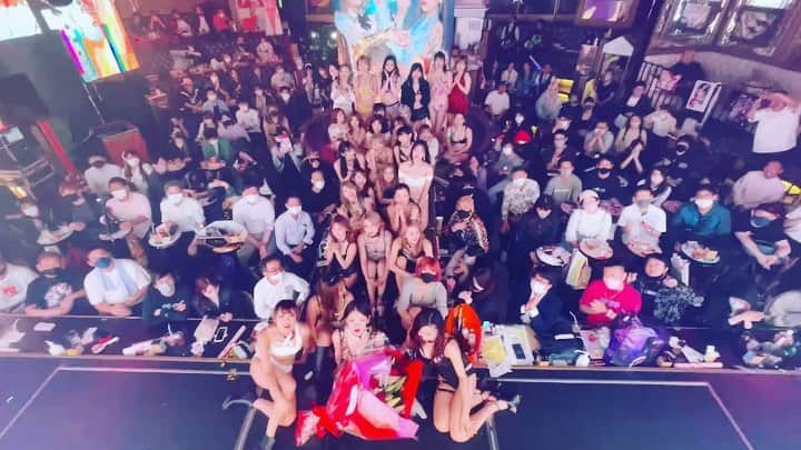 Yukkyのインスタグラム：「バーレスクで過ごした時間は 本当に夢のようでした。 自分の好きな事で これまで走り続けられたのは こんな私を受け入れてくれた ファンの皆様。 そしてバーレスクの皆様のおかげです。  これからの人生で何度も 思い返すと思います。  最後になりますが、 5年間本当にありがとうございました！ ずっとずっと大好きです🫶🏼 . . . #burlesquetokyo#showgirl#showdancer#バーレスク東京#卒業#引退#オージェネ#いちごの日#ありがとうございました #感謝」