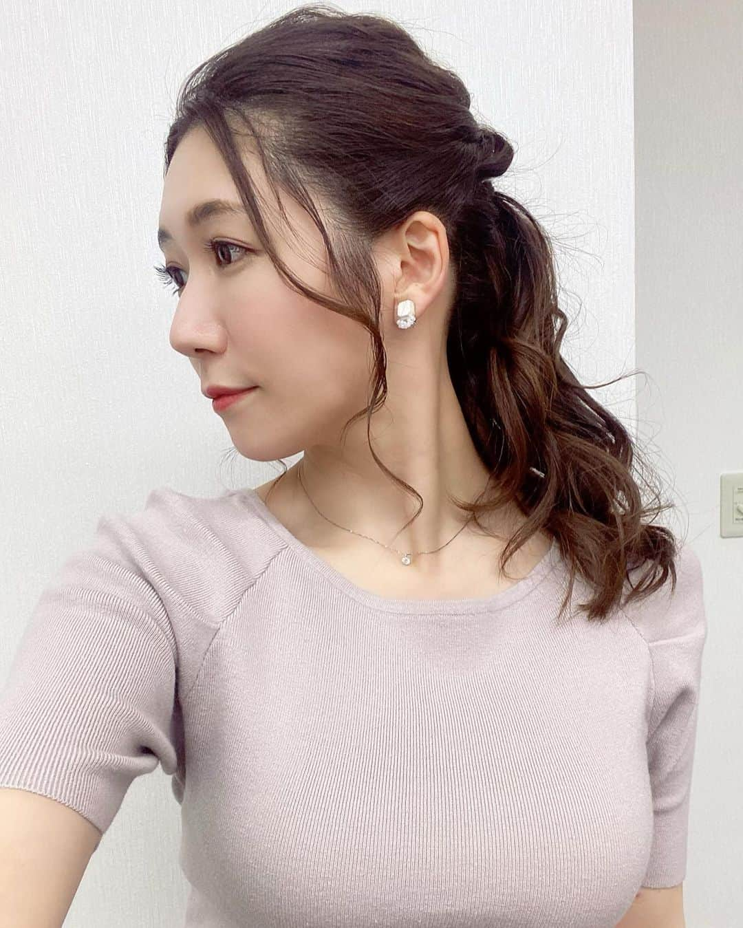 穂川果音さんのインスタグラム写真 - (穂川果音Instagram)「hairstyle  ポニーテールだよー  earring→ @nemu.accessory  　#ヘアスタイル　#ヘアアレンジ　#アレンジポニーテール　#ポニーテールアレンジ　#アップスタイル　#hairstyle #hairarrange #イヤリング　#earrings  #ミディアムロング　#春コーデ　　#5月コーデ　#ロングポニー #お天気キャスターコーデ　#アベプラ　#abema #穂川果音 #高めポニーテール」5月19日 15時15分 - hokawakanonn