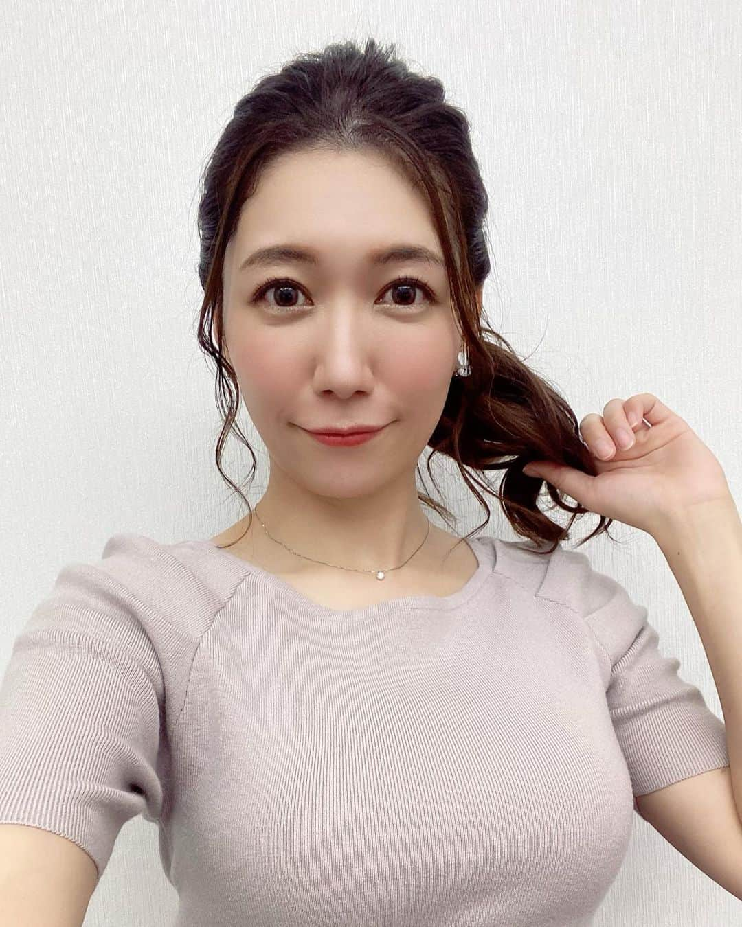 穂川果音さんのインスタグラム写真 - (穂川果音Instagram)「hairstyle  ポニーテールだよー  earring→ @nemu.accessory  　#ヘアスタイル　#ヘアアレンジ　#アレンジポニーテール　#ポニーテールアレンジ　#アップスタイル　#hairstyle #hairarrange #イヤリング　#earrings  #ミディアムロング　#春コーデ　　#5月コーデ　#ロングポニー #お天気キャスターコーデ　#アベプラ　#abema #穂川果音 #高めポニーテール」5月19日 15時15分 - hokawakanonn