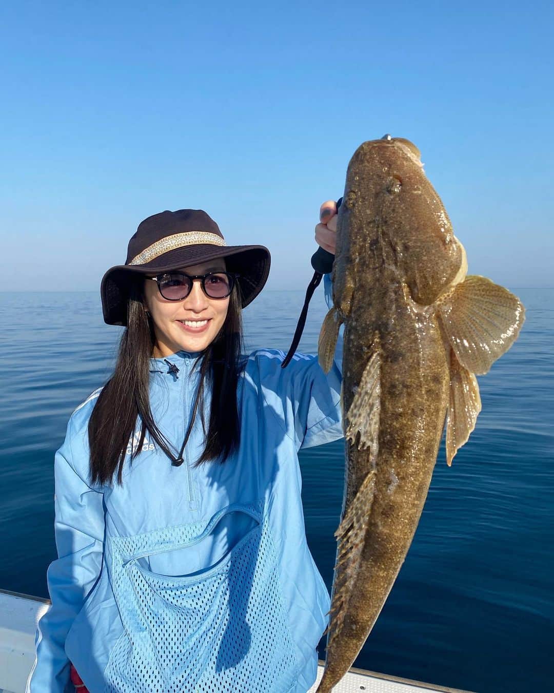矢野由希子のインスタグラム：「コチだよ👦🏽 アジを泳がせたらコチが釣れたよ！ ヒラメを狙っていたのだけど ヒラメは姿を表してくれなかったよ🫣 だけどもだけどコチ以外にも アジを抱いたモンゴウイカが上がってきたり、 ハンマーヘッドシャークが上がってきたり、 ヤズが上がってきたりしたよ！ アジにたいそうお世話になった釣りだよね！ アジっておいしいもんね！  #釣り #魚釣り #船釣り #泳がせ釣り #🎣 #コチ #マゴチ #捌くの難しかった」