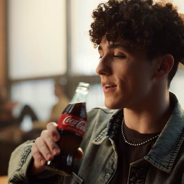 Coca-Colaのインスタグラム：「Cue the music! Summer is here and #CokeStudio is LIVE, dropping exclusive prizes, content and experiences every day. Check out the link in bio to learn more.」