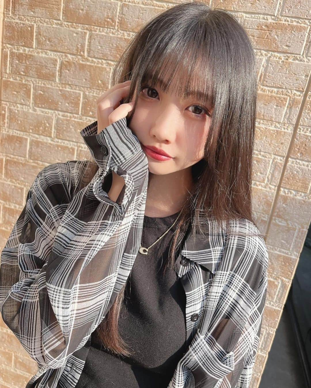 岩瀬みやびのインスタグラム：「今日で18歳になりました！  この前17歳になったと思っていたら、あっという間に18歳になってしまいました。笑 成人の年齢が下がったことで早めの成年となり、まだ実感が湧きませんが周りの人への感謝の気持ちを忘れず、成長していきたいと思います！ これからもよろしくお願い致します🙇🏻‍♀️」