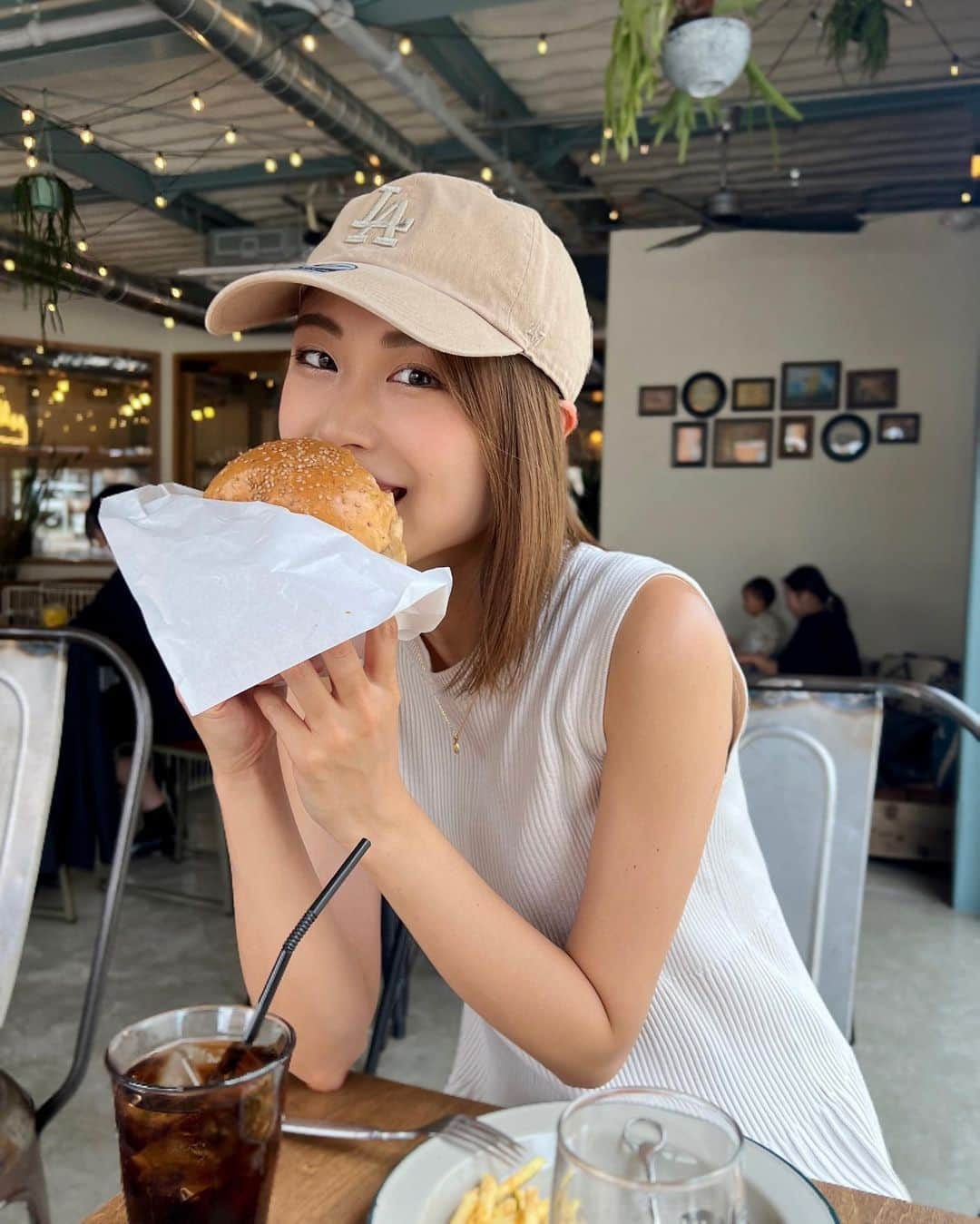 澤井玲未のインスタグラム：「ジャンキー🍔🧡 . #cafe#lunch#humburger」