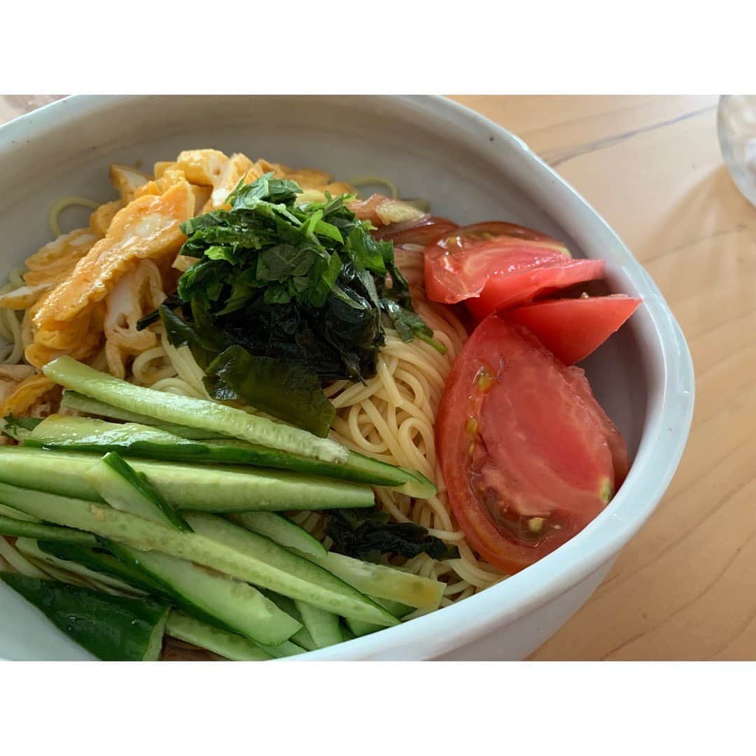 柴咲コウのインスタグラム：「冷やし中華、始まっています🍜  ごめんなさい冷やし中華の場合は特に早く食したくて焦って撮った写真しか残っていない😓  プラントベース(菜食)になってからの冷やし中華は、夏野菜&完全無農薬平飼い玉子🥚 安定の酢増し増し🥴  雨多いこの頃。線状降水帯？梅雨ではないの？ってな感じで身体はすでに夏野菜と酸味を欲しています🍅  #冷やし中華 #プラントベース #精進　　 #自家製タレが美味  #甜菜糖みりん醤油昆布出汁酢胡麻油 #さらに追い酢 #plantbased  #freerangeeggs🥚 #梅雨時期は週三」