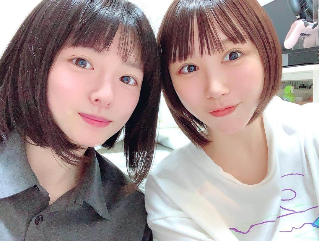 日向葵衣さんのインスタグラム写真 - (日向葵衣Instagram)「ハンバーグ作ってくれた😚💓💓 葉月ちゃんと私は漂う空気がまじで同じで一緒にいてほんとに心地いい…… そして可愛すぎて目もしあわせ……🥹   美少女が作ったご飯食べれる人生、 前世はよっぽど徳を詰んだんでしょう！笑   👑schedule👑 5/22 トラベリー撮影会  6/4 Greif撮影会 6/11 ？🏊💕 6/19 トラベリー撮影会 6/22~26 朗読エンターテイメントGreif4再演 6/24 7thDVD release!!   👑media👑 ・雑誌Prism 掲載中 ・週刊プレイボーイ 掲載中 ・カラオケDAM『グラカラ』5月まで出演中  デジタル写真集 小学館 http://amzn.to/2ZNWW34 ヤンマガweb https://bit.ly/3wMbjzX DVD最新作 https://amzn.to/3EytUDf   日向葵衣 S N Sᝰ✍︎𓂃𓈒𓏸 🌼Twitter ←随時更新してるのでFollowしてね♪ 🌼YouTube  日向葵衣のひなぽぽチャンネル  🌼日向葵衣公式FC【ひなぽぽランド】   #グラドル #自作PC#メカ好き #メカ女子 #ゲーマー #巨乳  #童顔 #heavygamer #gamelover  #癒し  #タレント  #YouTube #ASMR #asmrtist #japanese #model #pinupgirl #talent #instaphoto #portrait #followme #instalove」5月19日 18時57分 - aoi_hnta