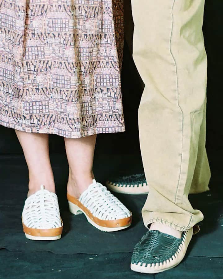 のインスタグラム：「1st weavings were found in 5000 B.C., and it’s still ongoing ! View our most elaborate shoe styles for this S22 season here: link in bio + #rosamosa #rosamosavienna #weaving #wovenshoes #handmadeshoes #artisanalshoes #wien #vienna #lovelovelovelove」