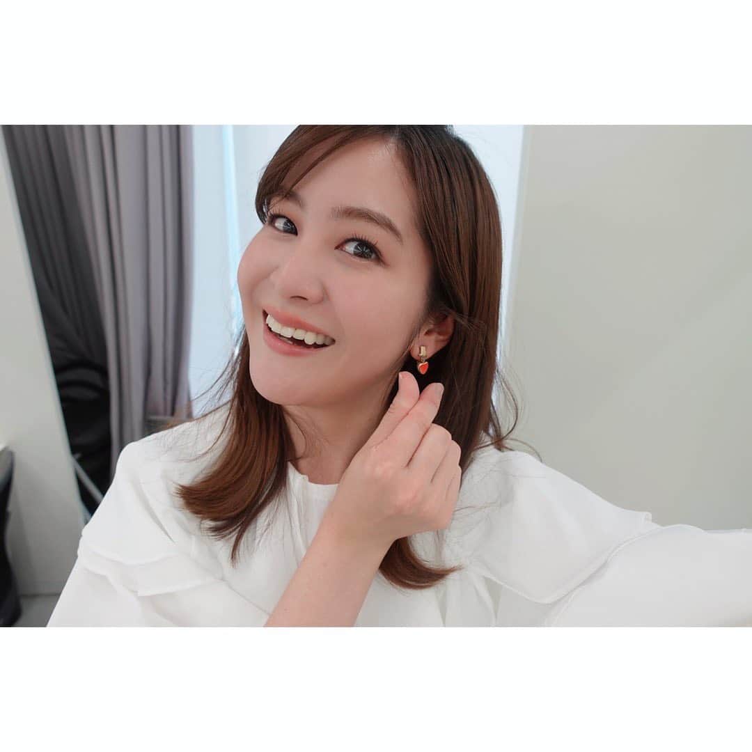 のインスタグラム：「. イヤリングが❤️でした . #ワイドスクランブル 衣装👗 ブラウス･パンツ・スカート・アクセサリー @lanvin_en_bleu_womens . #アナウンサー#衣装 #아나운서 #初夏 #夏コーデ #イヤリング #ハート #fashion #ootd」