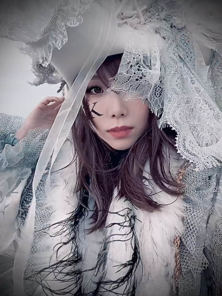 カイリ・セインのインスタグラム：「"A smooth sea never made a skilled sailor." 　 荒れた海も嫌いじゃない。」