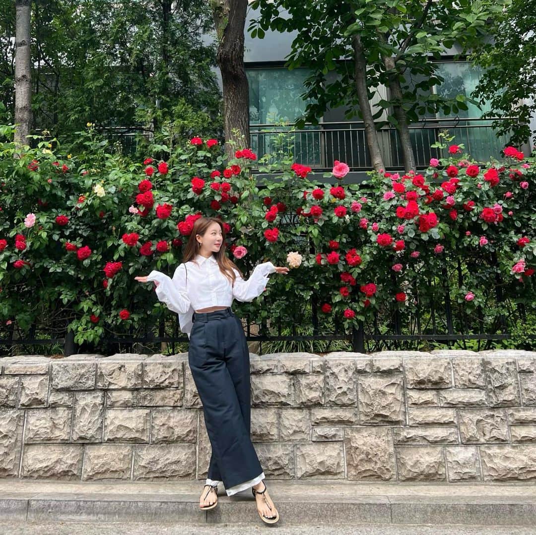 ハン・ジウンのインスタグラム：「예쁜 마을🏡🌈🌹🌼✨」