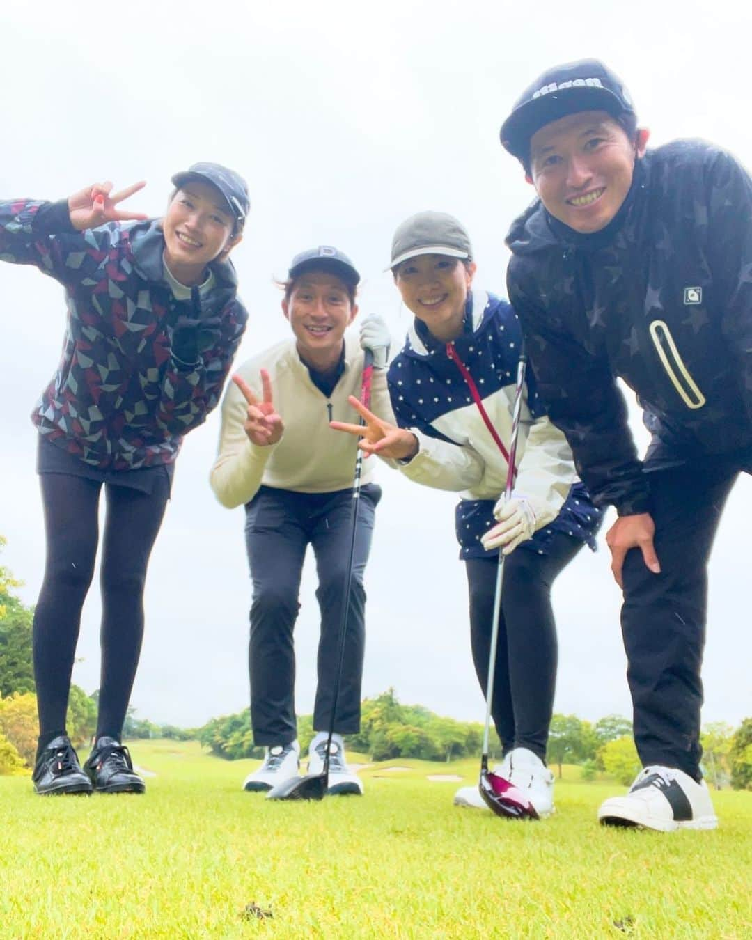 潮田玲子さんのインスタグラム写真 - (潮田玲子Instagram)「はぁ〜楽しかったぁー⛳️🏌️‍♀️😆 雨にも負けず、気合いで行きましたが、ゴルフそのものには負けました笑笑 全部雨のせいってことで〜😂😂😂  福西さんが教えてくれたゴルフギャグ？！習得に必死なまいことれいこに、そのギャグを丁寧に解説する夫でありました😂☝️  @takashi_fukunishi ⚽️ @kanochan715 🏐 @masushima_tatsuya ⚽️ あたし🏸  また行きましょう〜💕🙌  #ゴルフ #アスリート #楽しすぎました」5月19日 20時26分 - reikoshiota_official