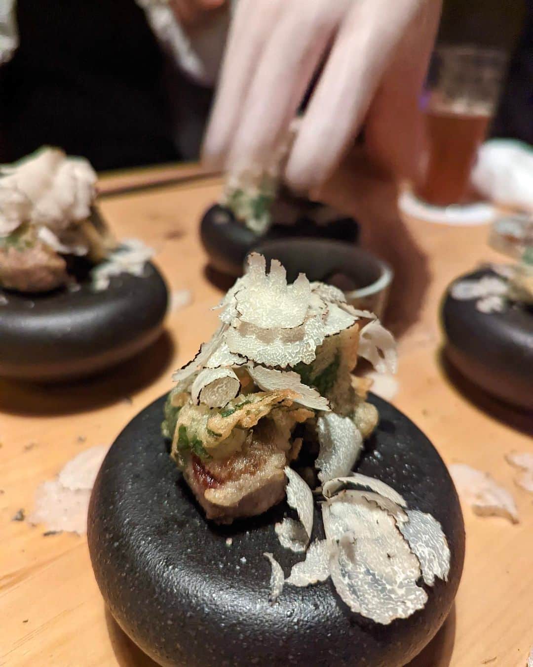 石井里奈さんのインスタグラム写真 - (石井里奈Instagram)「こんばんは💛 今夜は里奈ログ@麻布十番 . eat（いいと）の赤身肉まみれコースを食べてきたよ🥓 ブランド和牛の赤身肉をふんだんに使ったつまめるいろんな種類の美味しいお料理がいただけるコース💛 . 赤身肉を使った天ぷら、お寿司、すき焼きなどなどみんな大好きなお料理を少しずつ色々食べられて幸せ！ 和牛ポップコーンはおかわり自由でずっと食べてました❤️ . 店内も雰囲気あっておしゃれでデートでも食事会でも万能❣️ 駅からもすぐだったのでぜひいってみてね💕 今夜インスタライブ見てくださった方もありがとうございました💛 . #りなまるグルメ #麻布十番 #麻布十番グルメ #azabujuban #麻布十番ディナー #焼肉 #赤身肉 #肉割烹 #肉寿司 #小川の生うに #生うに #雲丹 #鮨 #寿司 #sushi #sukiyaki #すき焼き #肉 #niku #肉料理 #肉スタグラム #japanesefood #japanese #tempura #天ぷら #ポップコーン #popcorn #グルメ #グルメ女子 #東京グルメ」5月19日 20時32分 - ri7tin1025