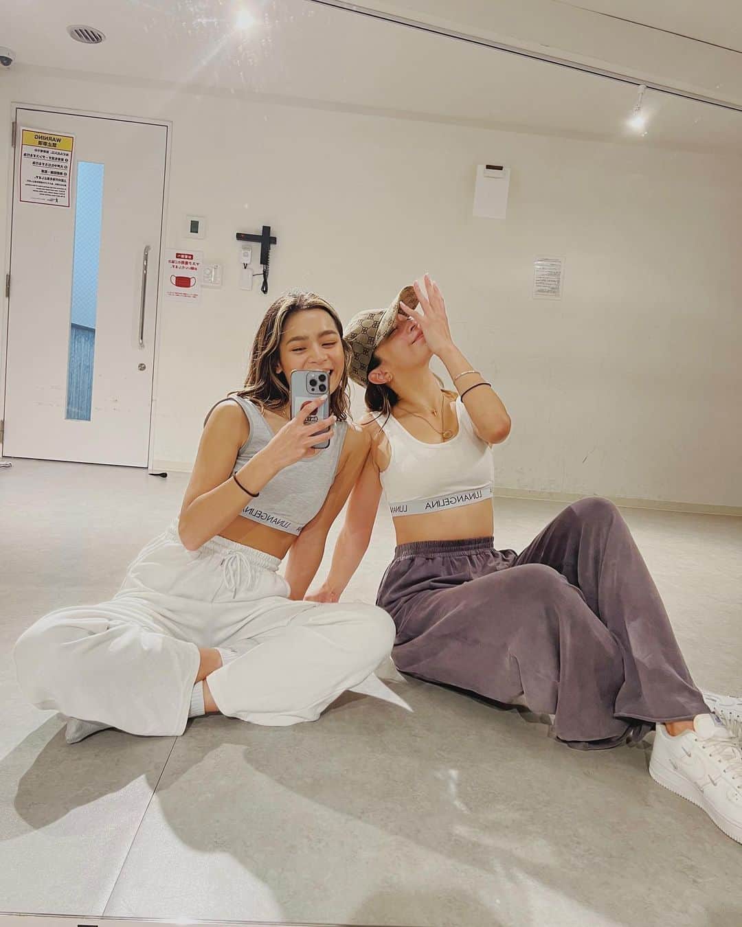 のインスタグラム：「いつも姉妹に間違われる私たち👯‍♀️💕  @lunangelina_official で双子ちゃんコーデ👯‍♀️  #twinscode」