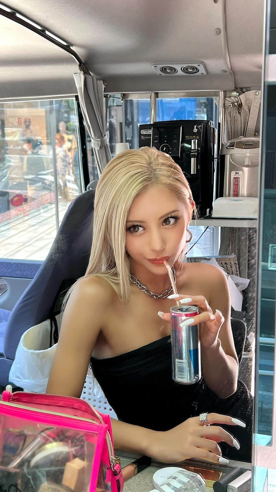 華のインスタグラム：「𝐒𝐡𝐨𝐨𝐭𝐢𝐧𝐠 𝐕𝐥𝐨𝐠🎥🖤  撮影のオフショムービーで久々のリール投稿🫶 動いてる華さんどーすか🕺🕺🕺  @egoist_official のサマー撮影だよ🌺 新作アイテムもお楽しみに🎶  #EGOIST #2022ss」