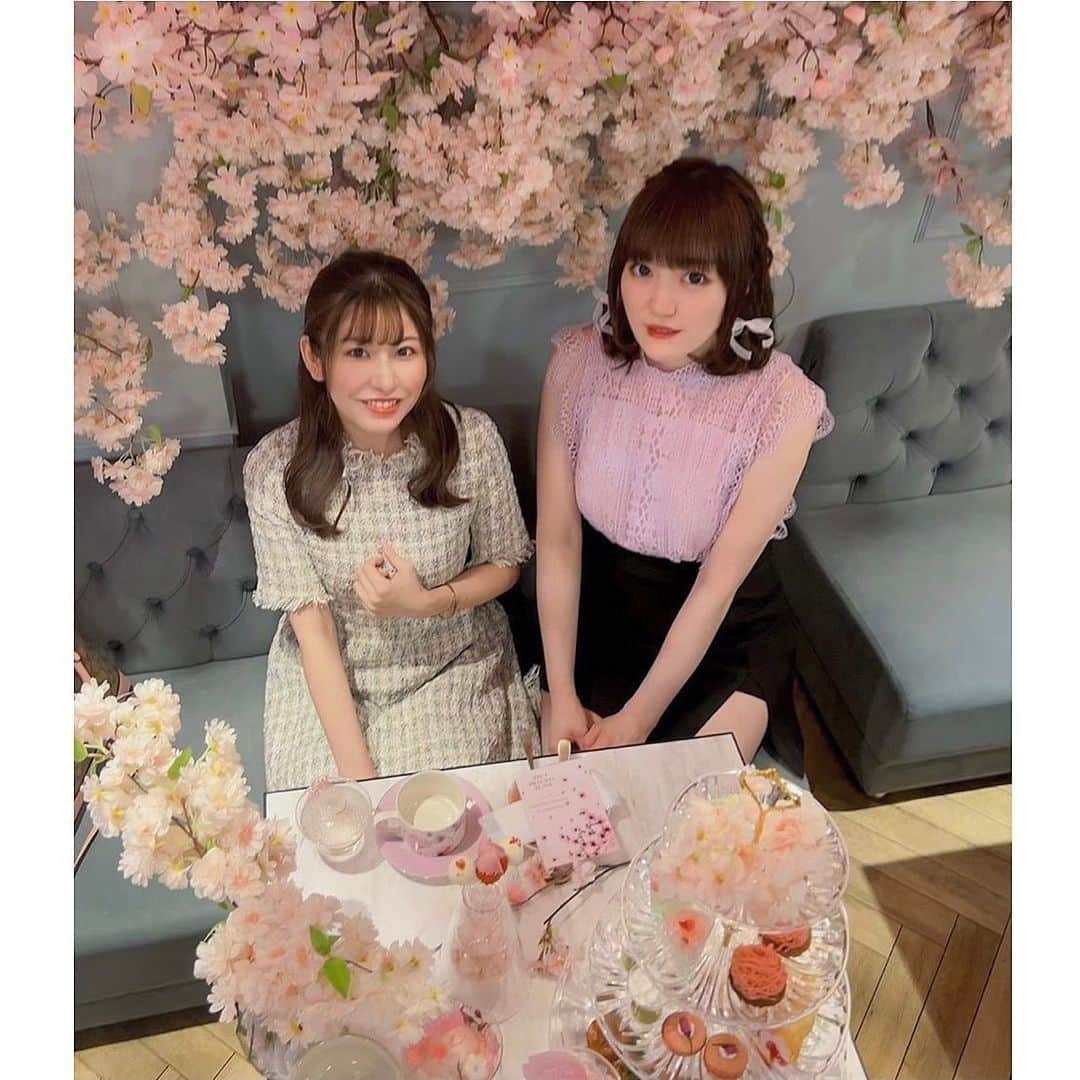 上村彩子さんのインスタグラム写真 - (上村彩子Instagram)「ふじもんとお花見アフタヌーンティーしわず🌸 . 桜&ピンクに囲まれて可愛かった〜！ 春満開のスイーツと可愛い空間に幸せな気持ちになった💗」5月19日 21時10分 - ayako_uem