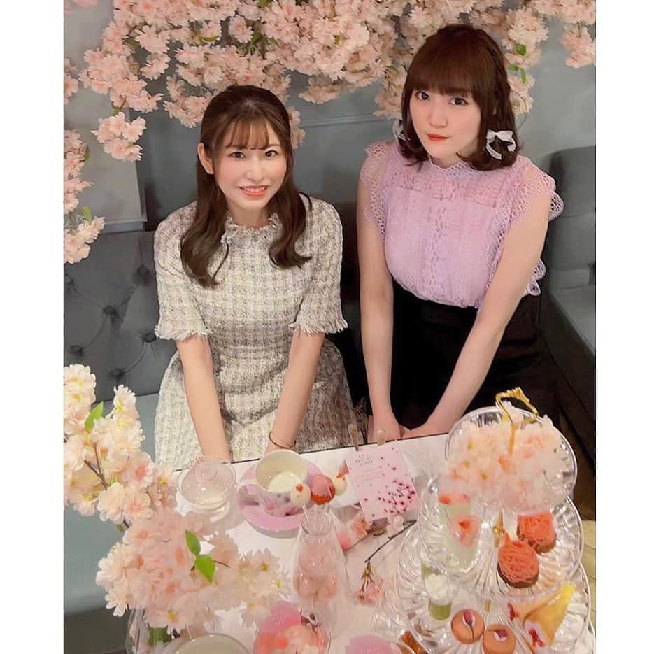 上村彩子のインスタグラム：「ふじもんとお花見アフタヌーンティーしわず🌸 . 桜&ピンクに囲まれて可愛かった〜！ 春満開のスイーツと可愛い空間に幸せな気持ちになった💗」