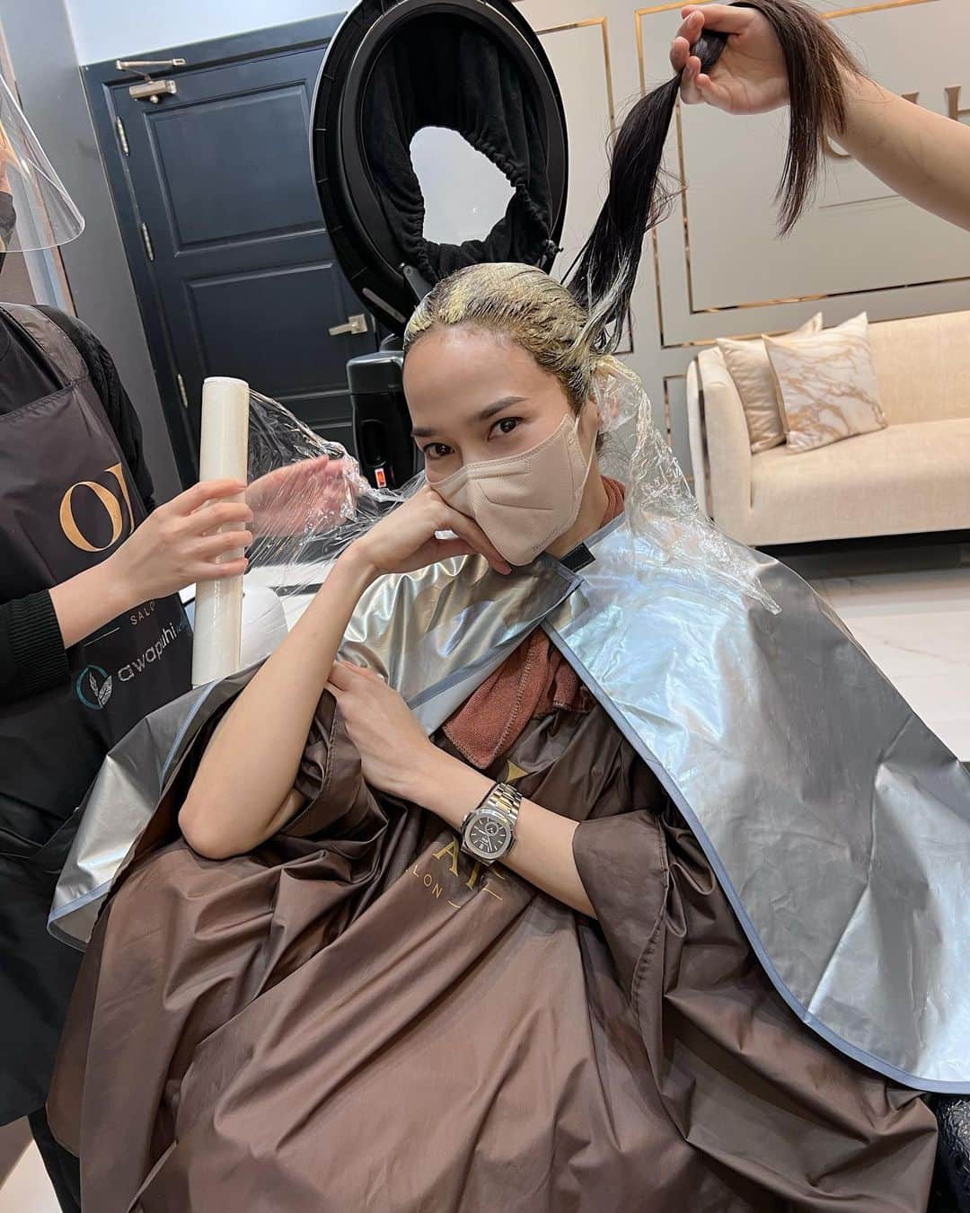 アム・パチャラパーのインスタグラム：「ทำผมเข้มขึ้นนิดนึง ชอบบมากค่ะ  พรุ่งนี้เตรียมถ่ายหนังคิวแรก💪🏻🥰 @ojhair ขอบคุณพี่ส้มด้วยนะคะ」
