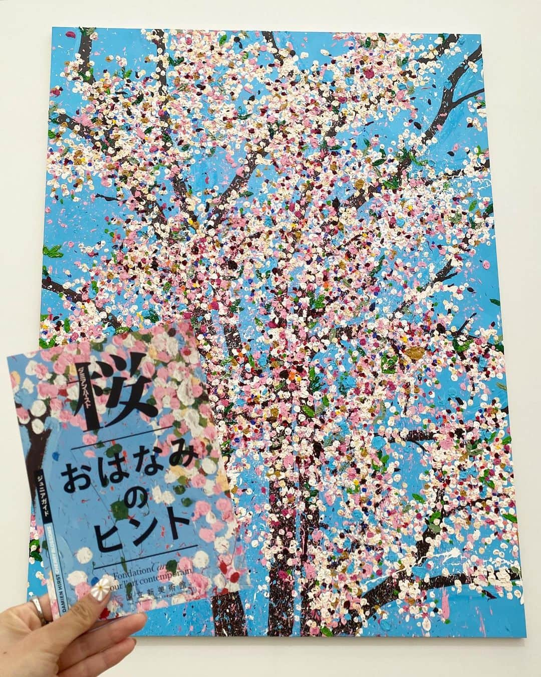 宮原華音さんのインスタグラム写真 - (宮原華音Instagram)「🌸🌸🌸  国立新美術館に ダミアン・ハーストの桜を 見に行ってきました！  SNSで知って絶対見たいと思い すぐに行ってきた🌸  4月生まれってこともあるし 2回桜って名前で主演をやらせて もらってることもあって 大好きなんです🌸💓  なんか見てたら涙出てきて 圧倒された本当に  美術館行ったの人生で初めてかも  大人になったのかもしれません  帰りにパンフレットと付箋を買って 帰りました🌸🌸  #ダミアンハースト #ダミアンハースト桜 #桜 #国立新美術館 #美術館」5月19日 21時15分 - miyahara_kanon