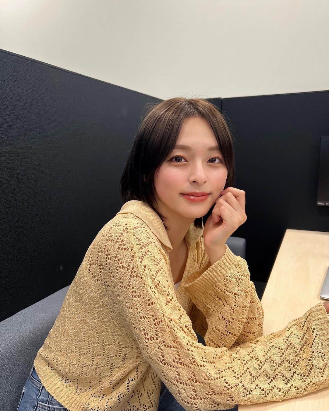 かおりのインスタグラム：「・ ・  事務所行った時 マネージャーさんに撮ってもらった📸  最近は前髪なしにハマってる✌️  #ボブ　#センターパート #私服」