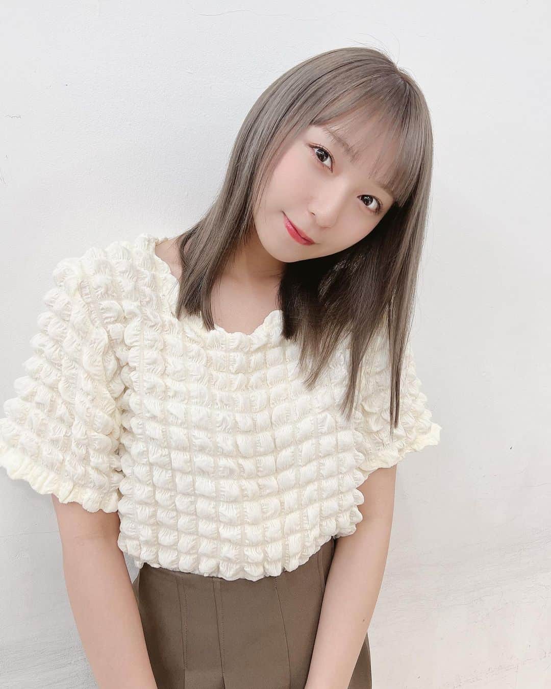 のインスタグラム：「期間限定で髪が新しくなりました🫶🏻 . . . どうかな？🫧 . . @takara_aid  #透明感カラー #グレージュ」