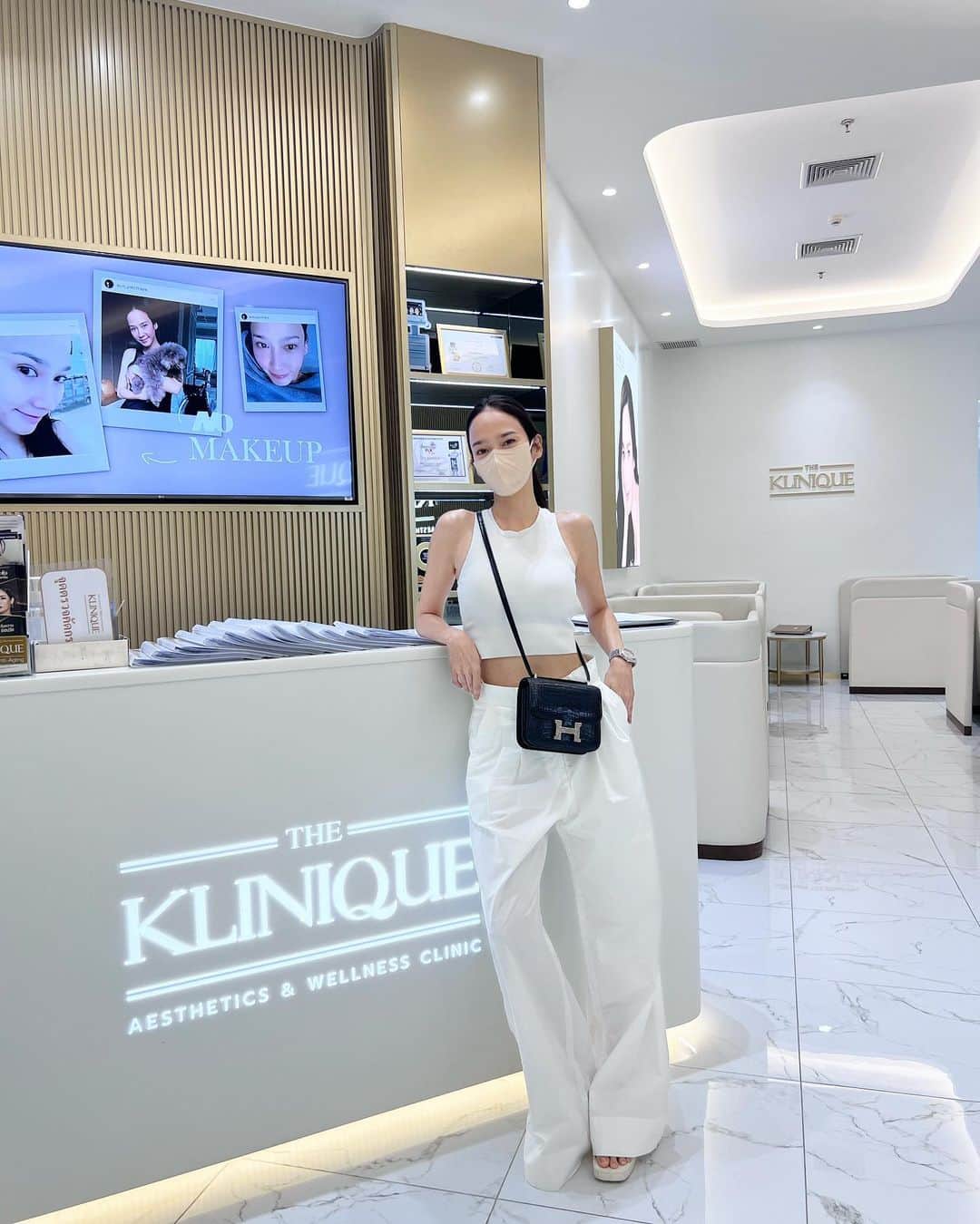 アム・パチャラパーのインスタグラム：「เติมวิตามินให้กับผิว พร้อมโดนแดด🥰 @theklinique」