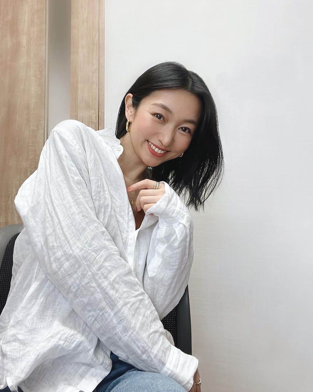 二瀬里子のインスタグラム：「お誕生日メールやDMくれた方 ありがとうございます❤️ はい、数字だけまた1つレベルアップ。 そんな今日はモコちゃんの手術になり 憂鬱な1日でしたw  今ごろなにしてるかなー😌 #二重顎 #519」